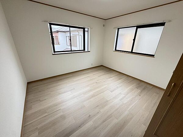 ２面採光を確保した明るい室内は、風通しも良く、大変居心地の良い空間となっております♪爽やかな風を感じて起きる朝は、快適生活の始まりに！
