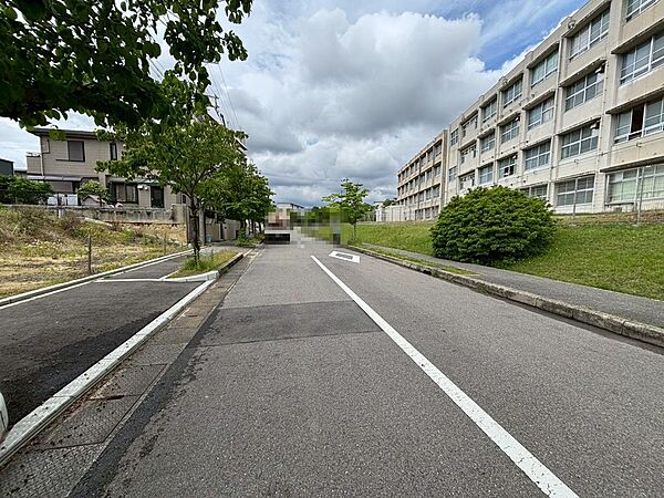 前面道路約１０ｍ！広々運転の苦手な方も安心ですね！