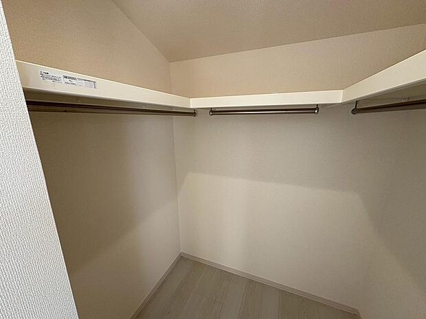 ウォークインクローゼットやファミリークローゼットもあるますね!収納場所に困らず綺麗な室内を保てそうですね!