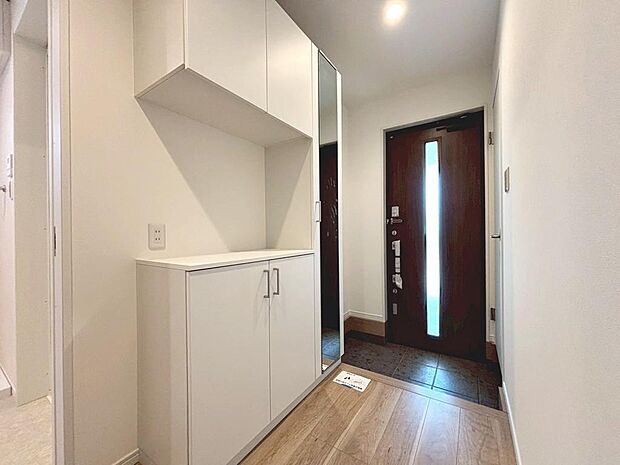 玄関にシューズボックスありますよ!玄関周りもスッキリ片付きますね♪姿見が付いているので、お出かけ前の身だしなみチェックもできますね♪