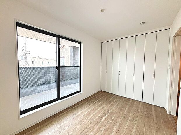 各居室にはクローゼットを完備し、家具の配置にも困らない設計がされており、採光と室内のバランスが絶妙です。