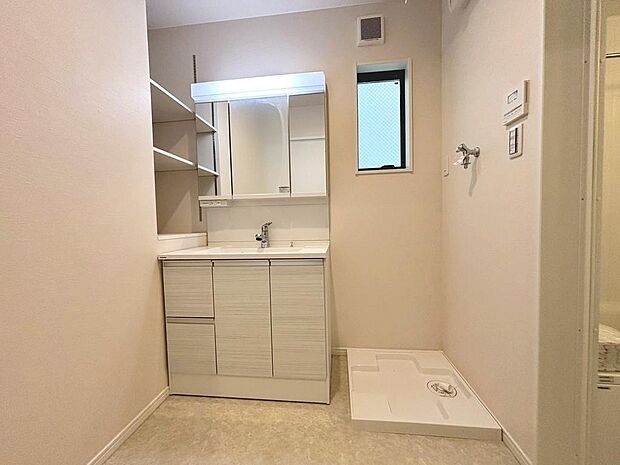 ゆとりのある洗面室ですよ♪朝の身支度もスムーズにできますね!1階部分に洗面室があるので、帰宅後すぐに手洗いうがいが出来ます!