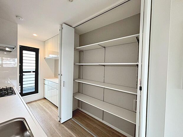 キッチンにパントリーありますよ♪たくさん収納出来てキッチン周りもすっきり片付きますね♪白で統一感があり清潔感のあるキッチンです!