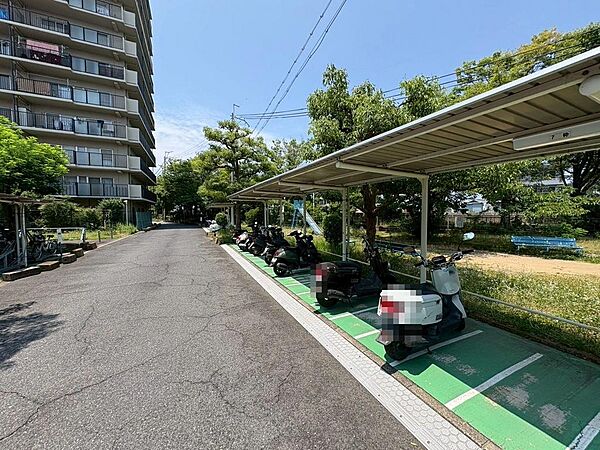 屋根付きのバイク置き場もございます！