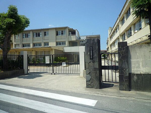久米田中学校まで徒歩１２分