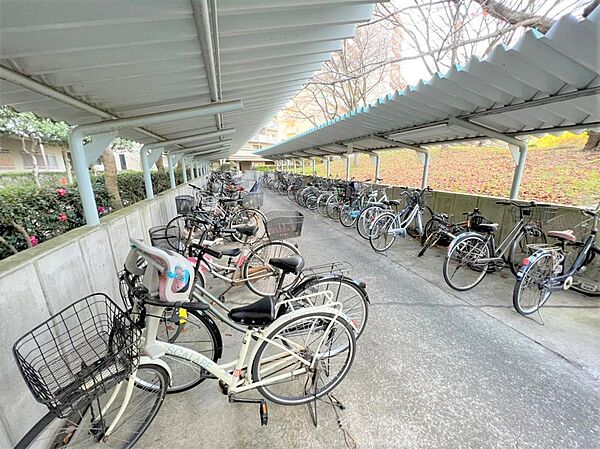 【駐輪場】屋根ございますので、雨で自転車が濡れないのは、嬉しいポイントですね！
