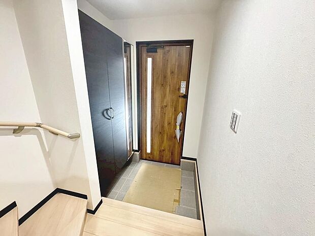 【玄関】玄関にシューズボックスありますよ♪玄関周りもスッキリ片付きますね!