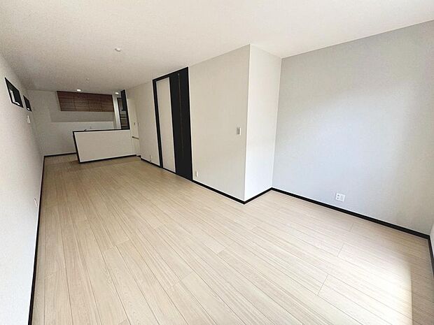 2Fにリビングがあり、外からの視線が気にならずプライバシーを守れますね♪約19帖のゆとりのあるリビングは家族の憩いの場になりますね☆家族団欒をお楽しみください!