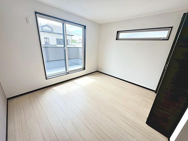 【全居室2面採光です】明るい室内は、風通しも良く、大変居心地の良い空間となっております♪爽やかな風を感じて起きる朝は、快適生活の始まりに!