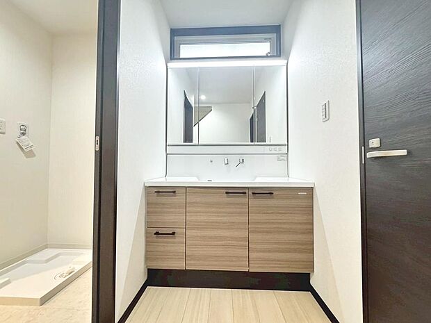 【シャワー付き洗面台】身だしなみを整えるのに重宝するシャワー付きの洗面台です♪棚もあるため、整頓しやすいですね!