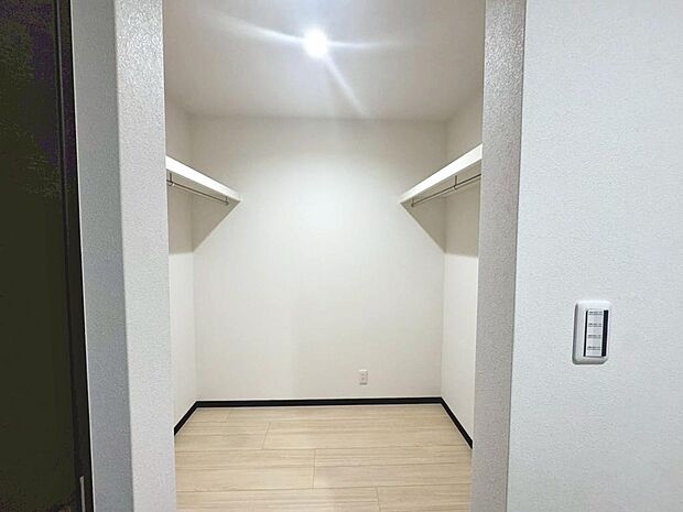 奥行のあるウォークインクローゼットで天井まで有効活用できるよう棚が設置されています♪