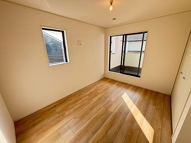 2面採光のお部屋もございます♪明るく風通しの良い快適な室内に気分も自然と明るくなりますね!家族の笑顔も増えそうです♪