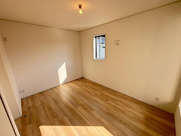 複層ガラスですので、暑い日も寒い日も室内は快適♪結露も予防出来て嬉しいですね!