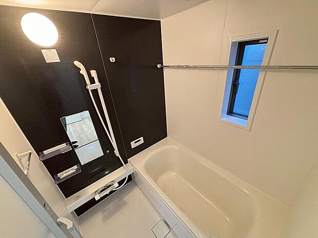 【浴室暖房乾燥機付】一坪以上の浴室でのびのび一日の疲れを癒して下さいね!浴室に窓が付いているので、換気ができて湿気やカビ防止になりますよ♪