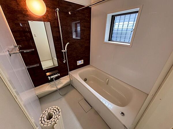 ゆったりとくつろげる綺麗な浴室ですよ！時間短縮でシャワーだけの方も多いですが、一日の疲れを癒すため湯船に浸かれば心身ともにリラックスできますね♪