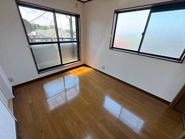 ２面採光の居室ありますよ！明るく風通しの良い室内に気持ちも明るくなりますね♪
