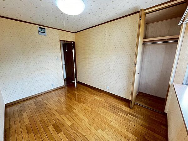 【クローゼット】お部屋を広く利用するために必須なクローゼットが全洋室に付いています♪もちろんお荷物を収納されても良しの勝手の良いクローゼットは嬉しいですね♪