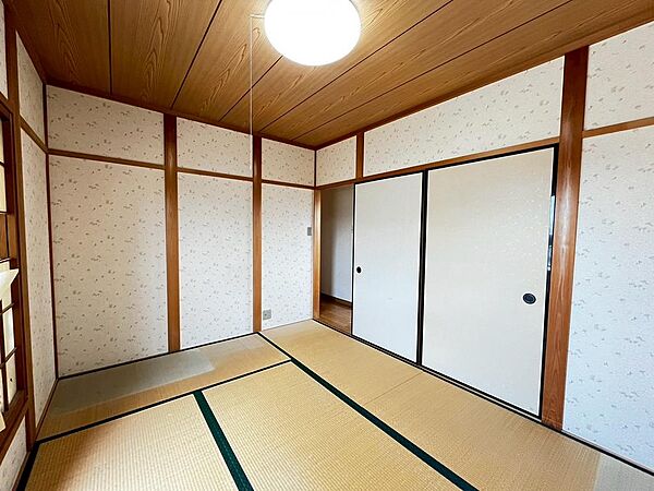 和室ございます♪一息つく時の癒しの空間や客間にも使えますね！リビングの横にもあるので、お子様のお昼寝スペースにもぴったりです♪