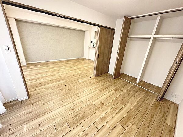 【クローゼット】お部屋を広く利用するために必須なクローゼットが全室付いています♪もちろんお荷物を収納されても良しの勝手の良いクローゼットは嬉しいですね♪