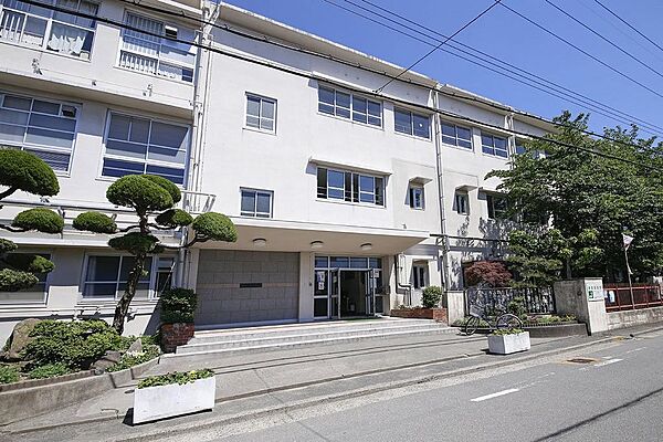 三国丘中学校まで徒歩１１分