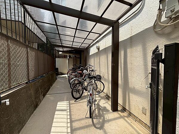 駐輪場に屋根があるので、雨の日に自転車が濡れにくく嬉しいですね！