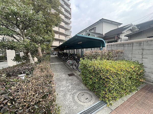 【駐輪場】屋根ございますので、雨で自転車が濡れないのは、嬉しいポイントですね！