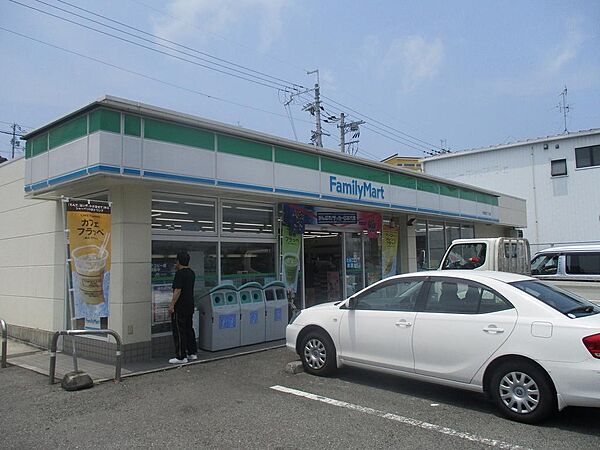 ファミリーマート伏屋町三丁目店まで徒歩２分