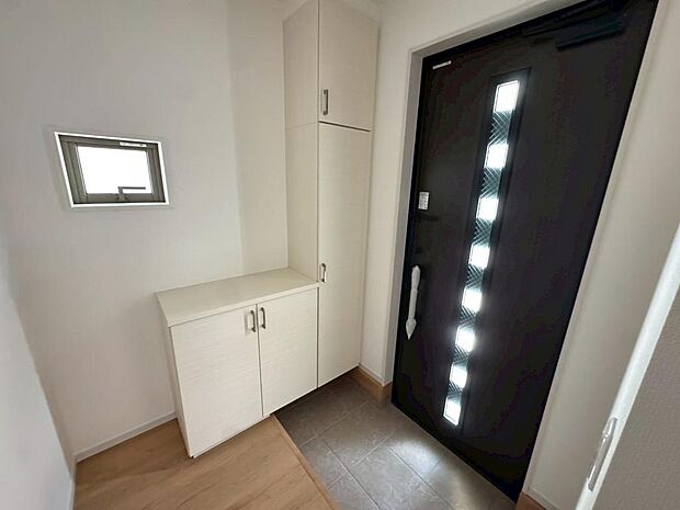 玄関にシューズボックスありますよ！玄関周りもスッキリ片付きますね♪