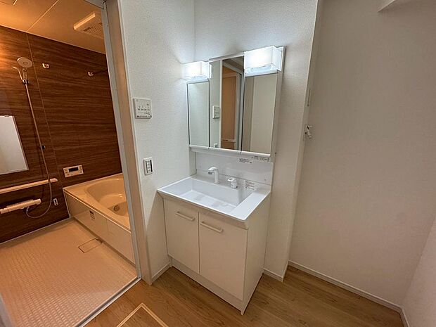 ゆとりのある洗面室ですよ♪朝の身支度もスムーズにできますね！キッチンの後ろに洗面室があるので、家事の効率も上がりますね♪