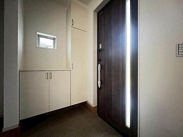 玄関にシューズボックスありますよ！玄関周りもスッキリ片付きますね♪