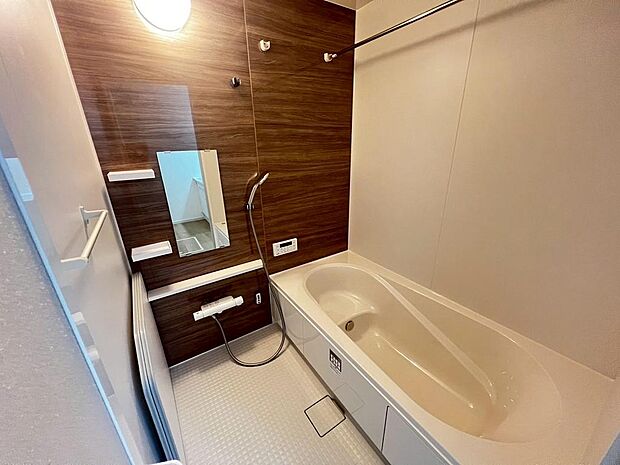 一坪以上の浴室でのびのび一日の疲れを癒して下さいね！浴室に窓が付いているので、換気ができて湿気やカビ防止になりますよ♪