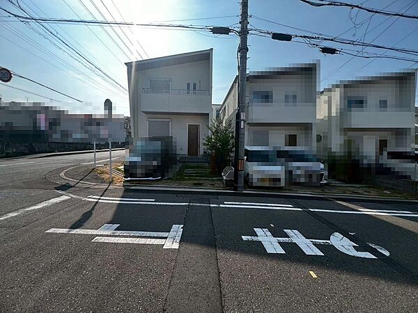 南東角地！日当たり・通風良好♪ぜひ現地でお確かめください！バルコニーに屋根があります！