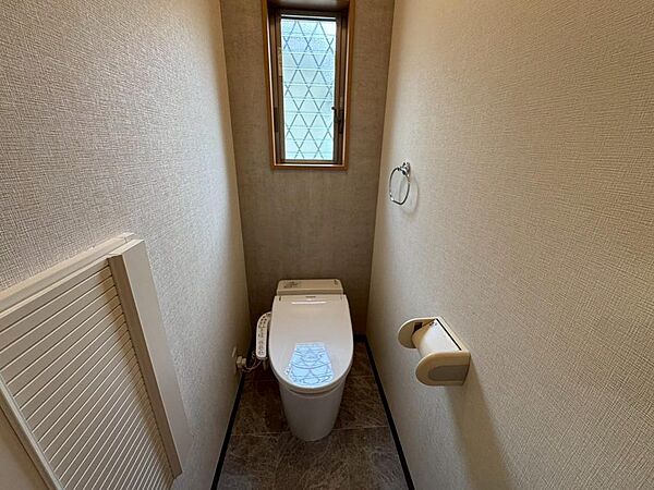 トイレ新調♪温水洗浄便座ですので、寒い日も温かい便座で安心して使用していただけますよ♪