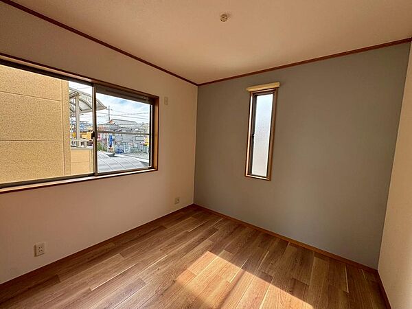 ２面採光の居室ありますよ！明るく風通しの良い室内に気持ちも明るくなりますね♪