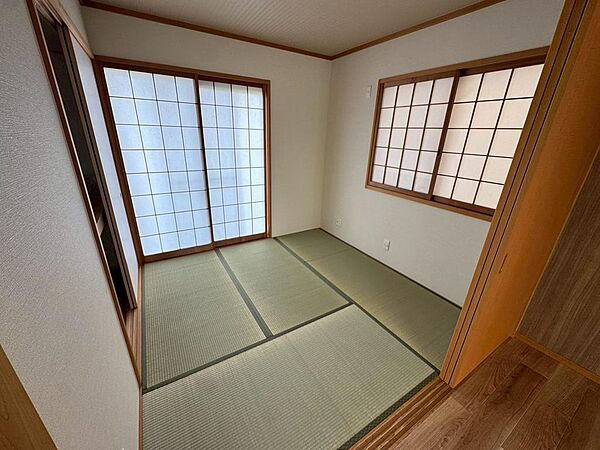 和室ございます♪一息つく時の癒しの空間や客間にも使えますね☆お子様のお昼寝スペースにもぴったりです♪