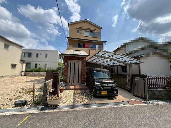 【駐車場】カーポート付ですので、雨の日も愛車が濡れにくく嬉しいですね！