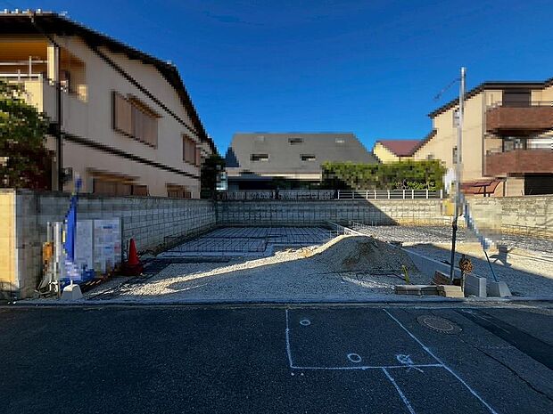 小物の収納力が高い三面鏡の洗面台です!シャワー付きなので、朝の身支度の忙しい時間に重宝しますね♪