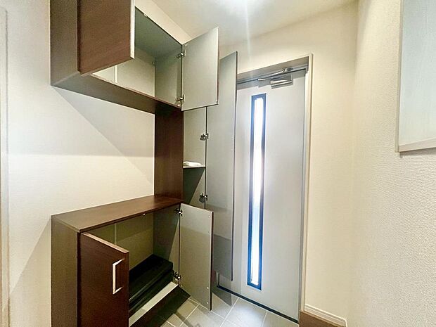 玄関にシューズボックスありますよ！玄関周りもスッキリ片付きますね♪