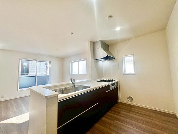 ３口コンロ・浄水器付きのシステムキッチンです♪家族を身近に感じる対面式キッチンです！