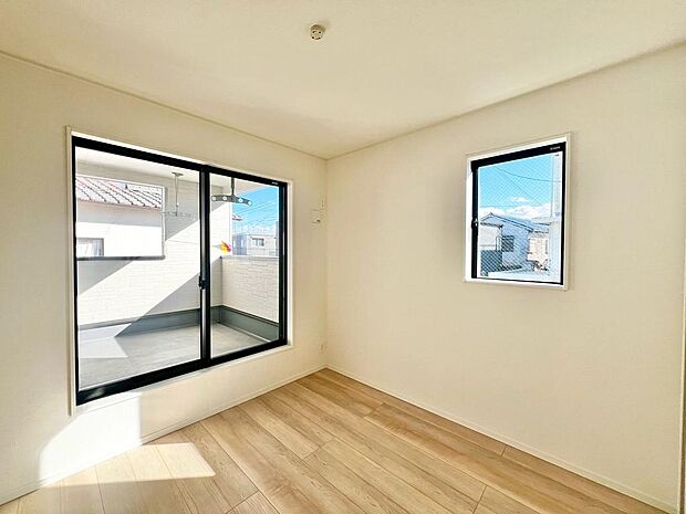 複層ガラスですので、暑い日も寒い日も室内は快適♪結露も予防出来て嬉しいですね！