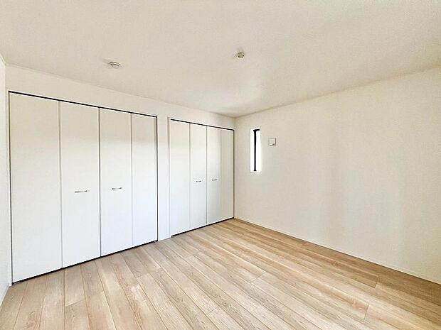 各居室にはクローゼットを完備し、家具の配置にも困らない設計がされており、採光と室内のバランスが絶妙です♪