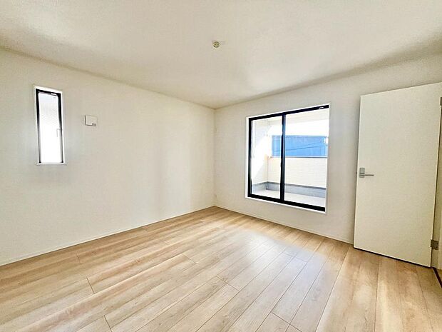 【２面採光のお部屋ありますよ】２面採光を確保した明るい室内は、風通しも良く、大変居心地の良い空間となっております♪爽やかな風を感じて起きる朝は、快適生活の始まりに！