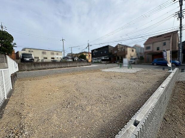 小物の収納力が高い三面鏡の洗面台です！シャワー付きですので、朝の身支度の忙しい時間に重宝しますね♪