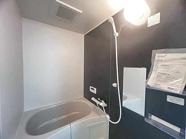 ゆったりとくつろげる綺麗な浴室ですよ！時間短縮でシャワーだけの方も多いですが、一日の疲れを癒すため湯船に浸かれば心身ともにリラックスできますね♪