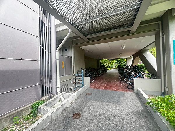 【駐輪場】屋根ございますので、雨で自転車が濡れないのは、嬉しいポイントですね！
