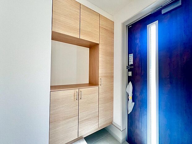 【玄関】大きなシューズボックス付!散らかりがちな玄関も片付きますね♪