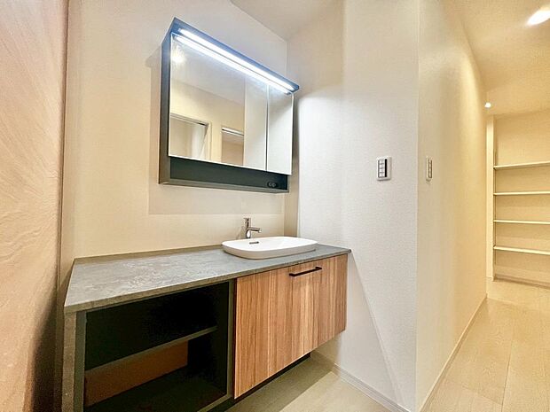 小物の収納力が高い三面鏡の洗面台です!シャワー付きなので、朝の身支度の忙しい時間に重宝しますね♪