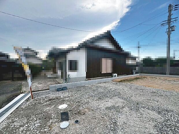 小物の収納力が高い三面鏡の洗面台です！シャワー付きなので、朝の身支度の忙しい時間に重宝しますね♪