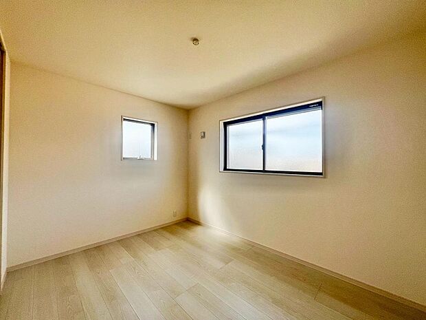 【2面採光のお部屋ありますよ】2面採光を確保した明るい室内は、風通しも良く、大変居心地の良い空間となっております♪爽やかな風を感じて起きる朝は、快適生活の始まりに!