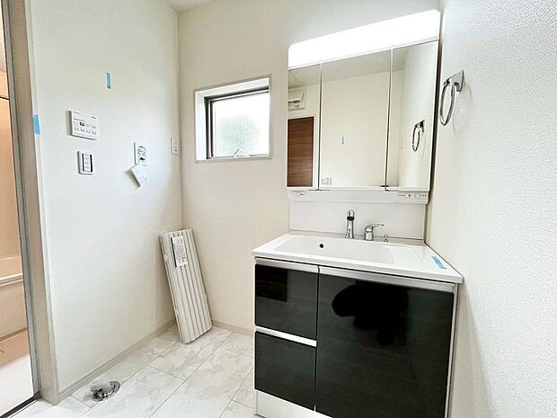 小物の収納力が高い三面鏡の洗面台です！シャワー付きですので、朝の身支度の忙しい時間に重宝しますね♪